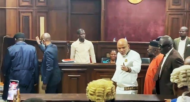 Nnamdi_Kanu_Pointing-at-a-Judge