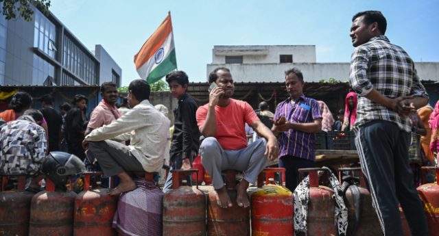 Queue-for-gas-in-India
