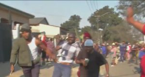 “Whether you’re documented, whether you’re undocumented, you will be taken to authorities” South African anti-immigrant protesters say as they enter homes of foreign nationals in Germiston to evict them (videos)