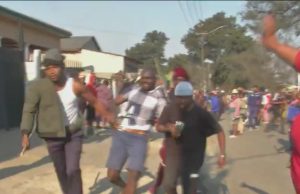 “Whether you’re documented, whether you’re undocumented, you will be taken to authorities” South African anti-immigrant protesters say as they enter homes of foreign nationals in Germiston to evict them (videos)