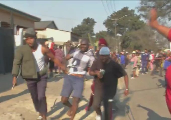 “Whether you’re documented, whether you’re undocumented, you will be taken to authorities” South African anti-immigrant protesters say as they enter homes of foreign nationals in Germiston to evict them (videos)