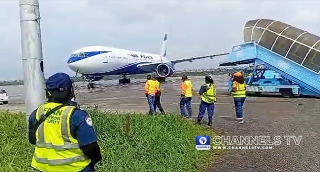 Nigerians-arrive-from-South-Africa-1