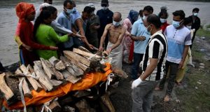 Nepal Buries Dead As Rescuers Seek Thousands Missing Mourners-cremate-the-body-of-deceased-victim-Ayush-Khadka-after-flash-floods-in-Nepals-Chitwan-dis