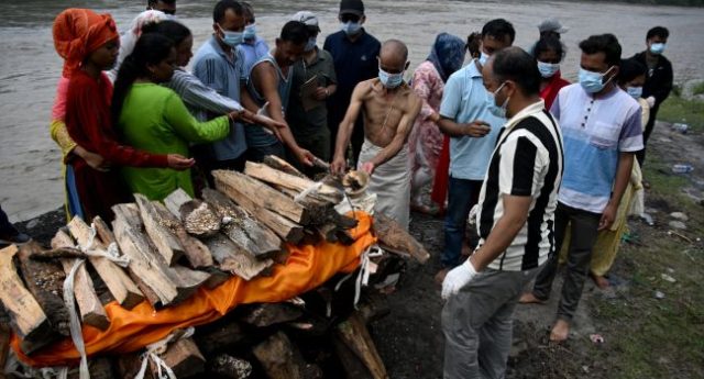 Mourners-cremate-the-body-of-deceased-victim-Ayush-Khadka-after-flash-floods-in-Nepals-Chitwan-dis