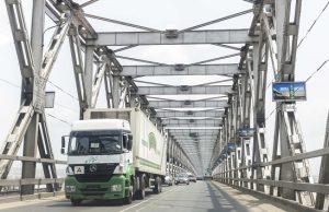First Niger Bridge Reopening Delayed As Rain Disrupts Repairs A truck drives through the Onitsha Bridge in Onitsha, Nigeria, on February 28, 2023. - Nigeria's main opposition parties on Tuesday called for the country's presidential election to be scrapped, alleging that results showing the ruling party's candidate in the lead had been massively manipulated. (Photo by Patrick Meinhardt / AFP)
