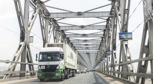 NIGERIA-POLITICS-ELECTION A truck drives through the Onitsha Bridge in Onitsha, Nigeria, on February 28, 2023. - Nigeria's main opposition parties on Tuesday called for the country's presidential election to be scrapped, alleging that results showing the ruling party's candidate in the lead had been massively manipulated. (Photo by Patrick Meinhardt / AFP)