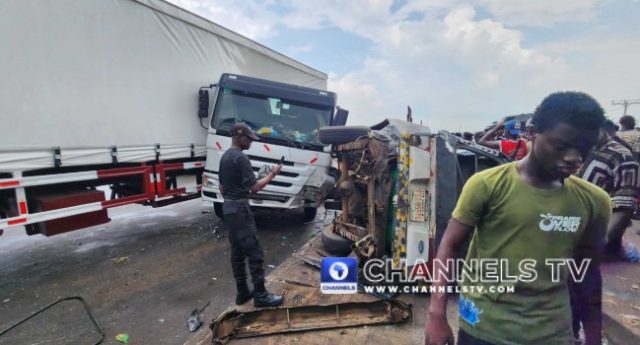Trailer_Bus-Accident-3 Trailer_Bus-Accident-3